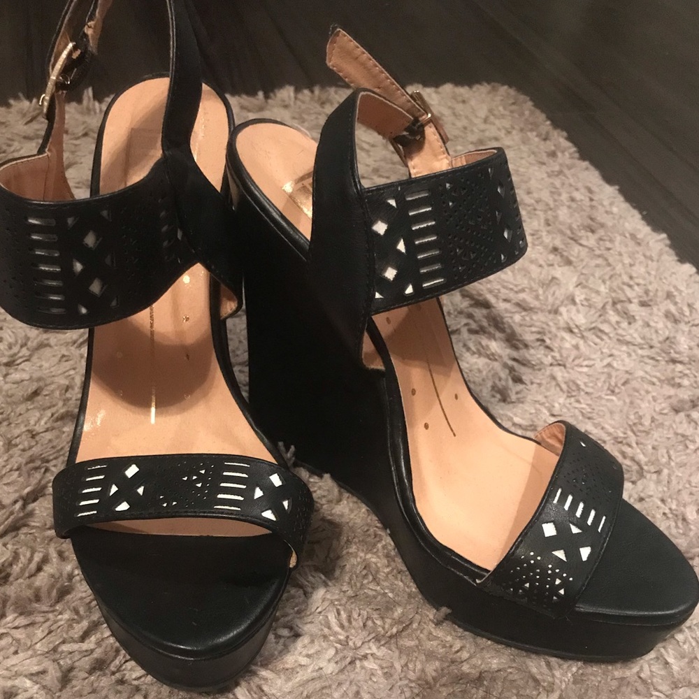 BLACK WEDGES